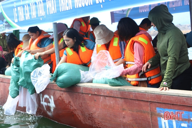 Thả hơn 6 tạ cá giống xuống hồ Ngàn Trươi