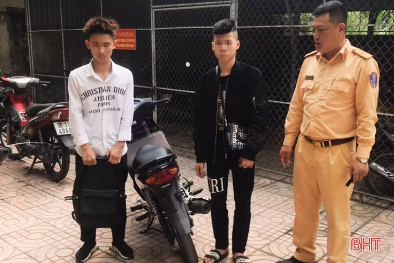 Xử phạt nhiều học sinh vi phạm giao thông trên cầu Cửa Hội