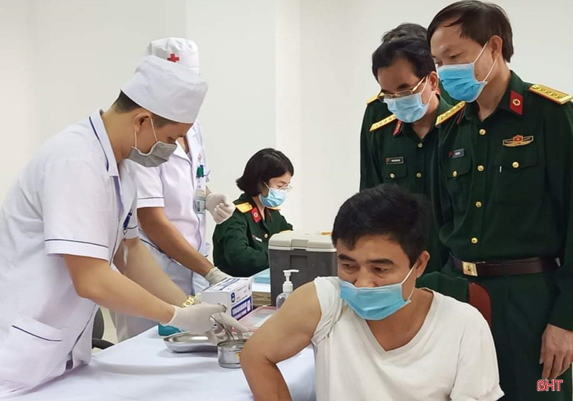 45 quân nhân Hà Tĩnh đầu tiên được tiêm vắc xin ngừa Covid -19