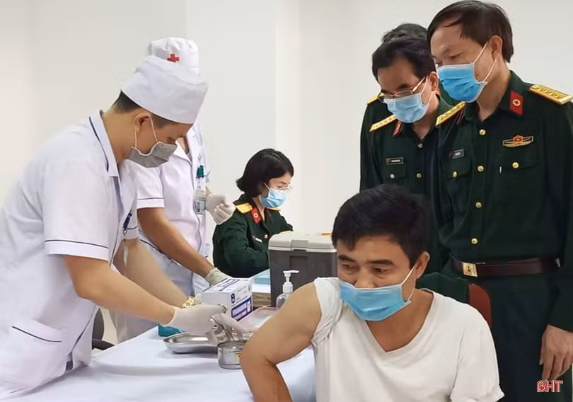 45 quân nhân Hà Tĩnh đầu tiên được tiêm vắc xin ngừa Covid -19