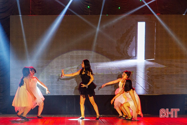 Học sinh THPT Chuyên Hà Tĩnh lan tỏa niềm đam mê học tiếng Anh