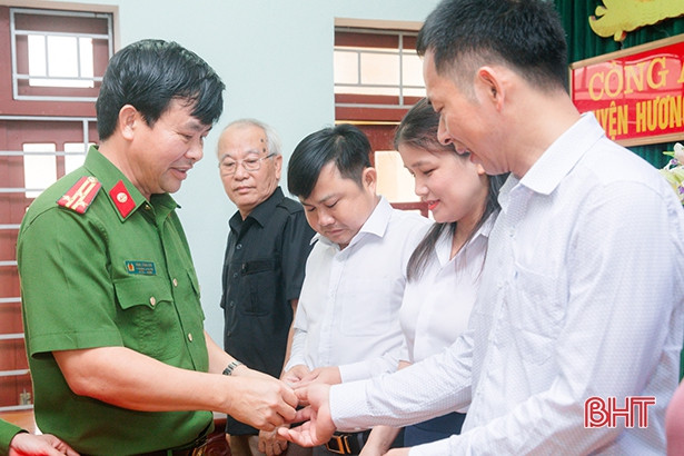 349 công dân đầu tiên của huyện Hương Sơn nhận thẻ căn cước công dân