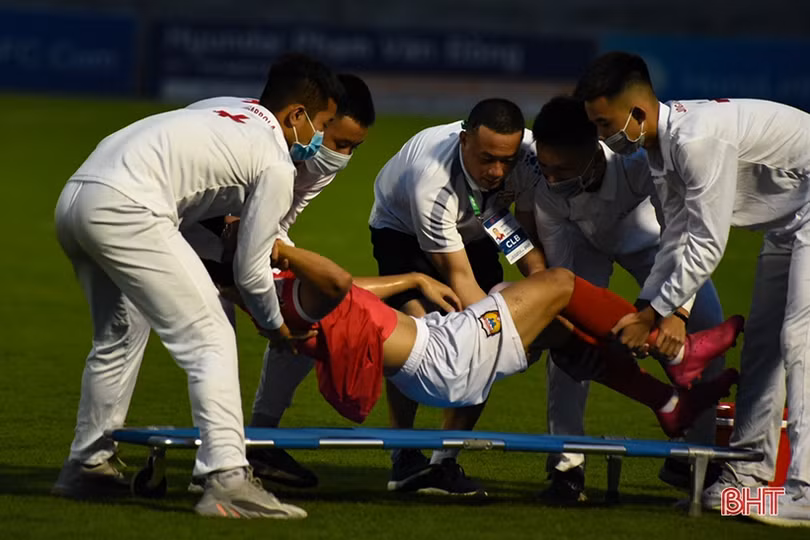 Thất bại cay đắng trên sân nhà, Hồng Lĩnh Hà Tĩnh rơi xuống chót bảng