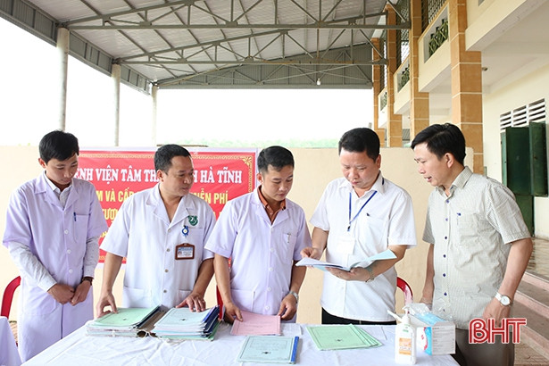 Khám, cấp thuốc điều trị miễn phí cho 62 bệnh nhân tâm thần ở Hà Tĩnh