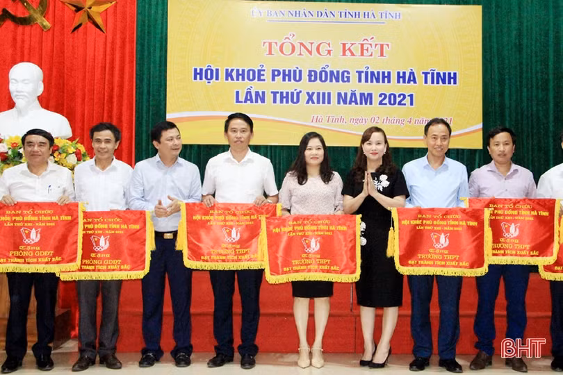 Trao thưởng 8 đơn vị và 18 VĐV xuất sắc tại Hội khỏe Phù Đổng Hà Tĩnh lần thứ XIII