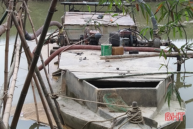 Bắt 2 vụ khai thác, vận chuyển cát trái phép tại Hương Khê