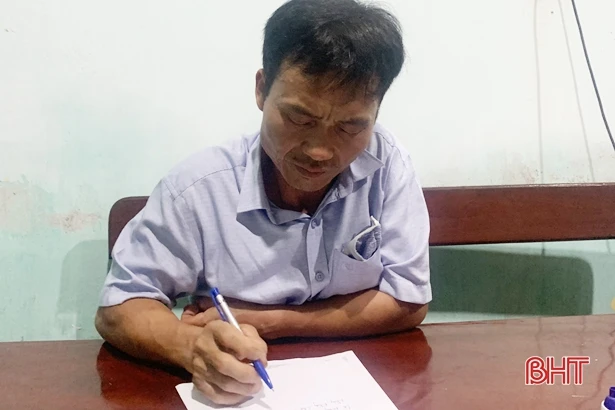 Khống chế người đàn ông gây rối tại điểm cấp căn cước công dân lưu động ở Hà Tĩnh