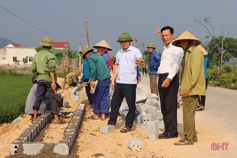 Người dân “quên” ngày nghỉ xây dựng xã nông thôn mới nâng cao ở Hà Tĩnh