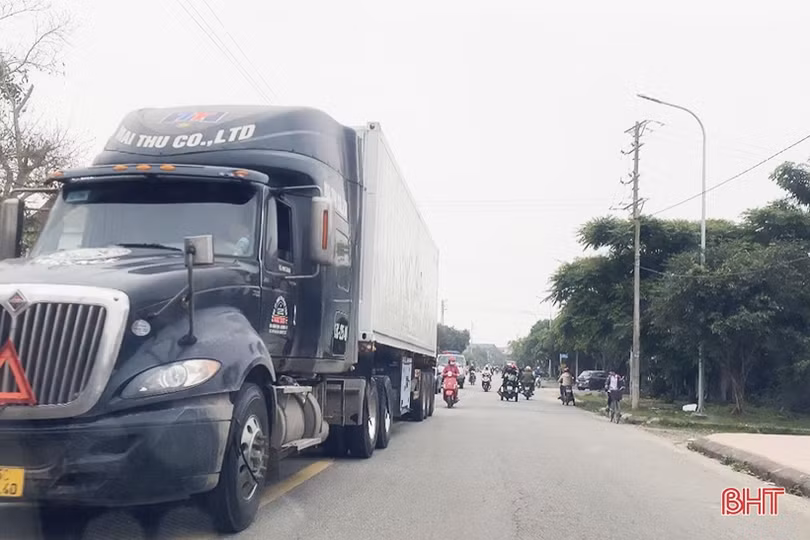 Hàng trăm “Hung thần xa lộ” hiên ngang trên đường nội thị ở Đức Thọ