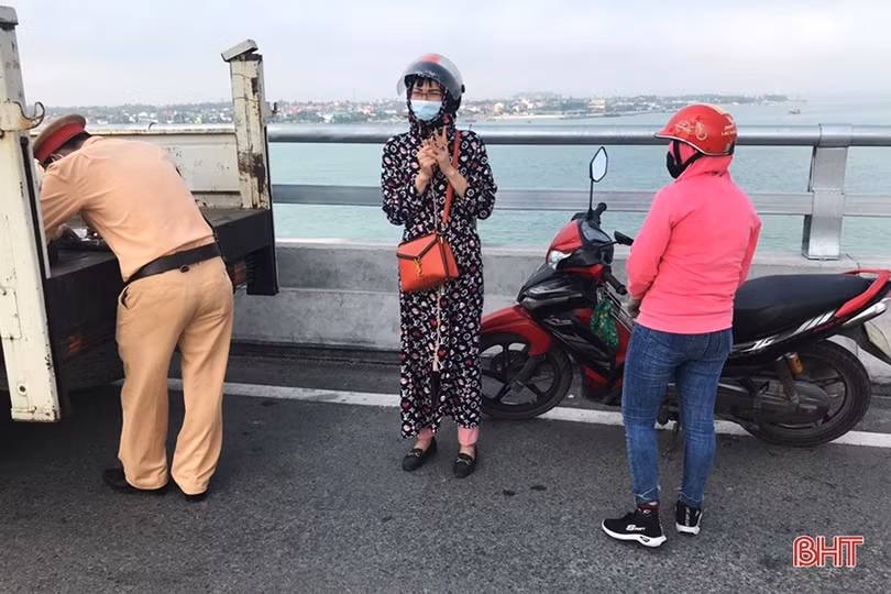 Xử phạt nhiều học sinh vi phạm giao thông trên cầu Cửa Hội