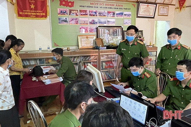 349 công dân đầu tiên của huyện Hương Sơn nhận thẻ căn cước công dân