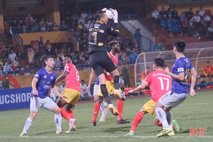 Hồng Lĩnh Hà Tĩnh giành 1 điểm quý giá trên sân Hàng Đẫy