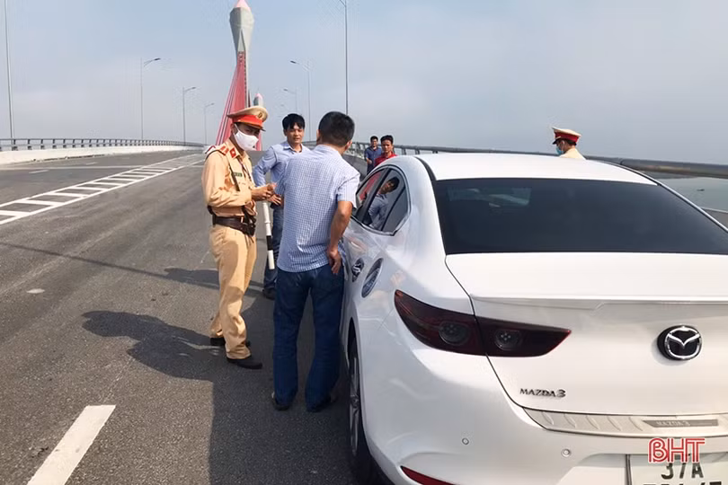 Xử phạt nhiều học sinh vi phạm giao thông trên cầu Cửa Hội