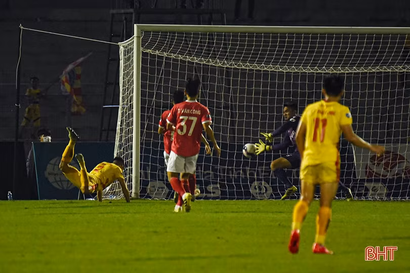 Thất bại cay đắng trên sân nhà, Hồng Lĩnh Hà Tĩnh rơi xuống chót bảng