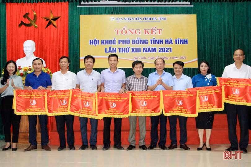 Trao thưởng 8 đơn vị và 18 VĐV xuất sắc tại Hội khỏe Phù Đổng Hà Tĩnh lần thứ XIII
