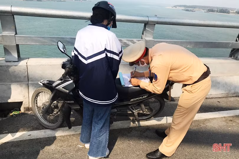 Xử phạt nhiều học sinh vi phạm giao thông trên cầu Cửa Hội