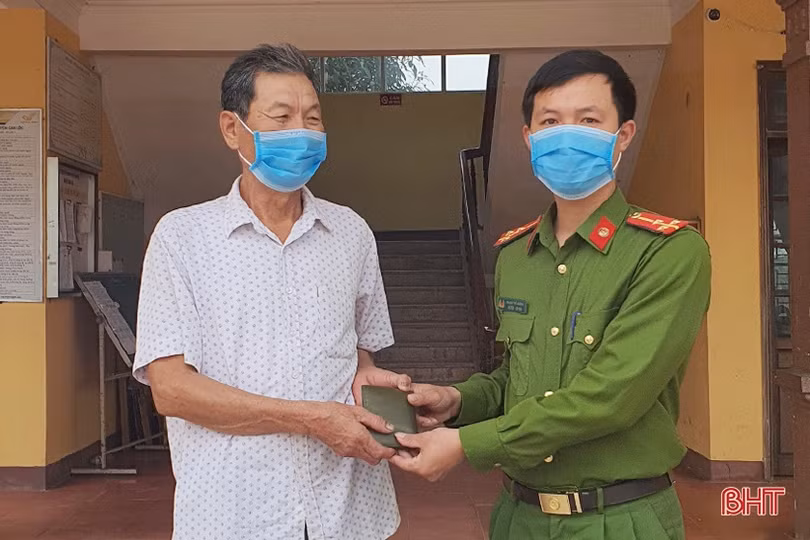 Nhặt được hơn 10 triệu đồng, nam sinh Hà Tĩnh tìm người trả lại