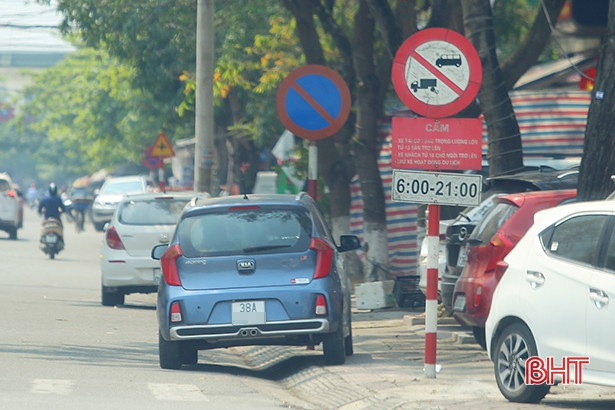 Dừng, đỗ xe sai quy định - “chuyện thường ngày” trên đường phố Hà Tĩnh