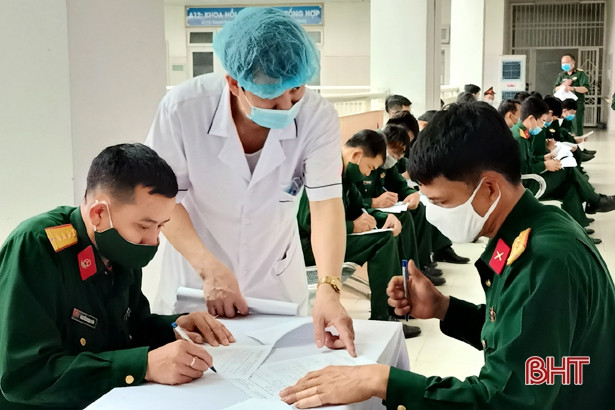 45 quân nhân Hà Tĩnh đầu tiên được tiêm vắc xin ngừa Covid -19