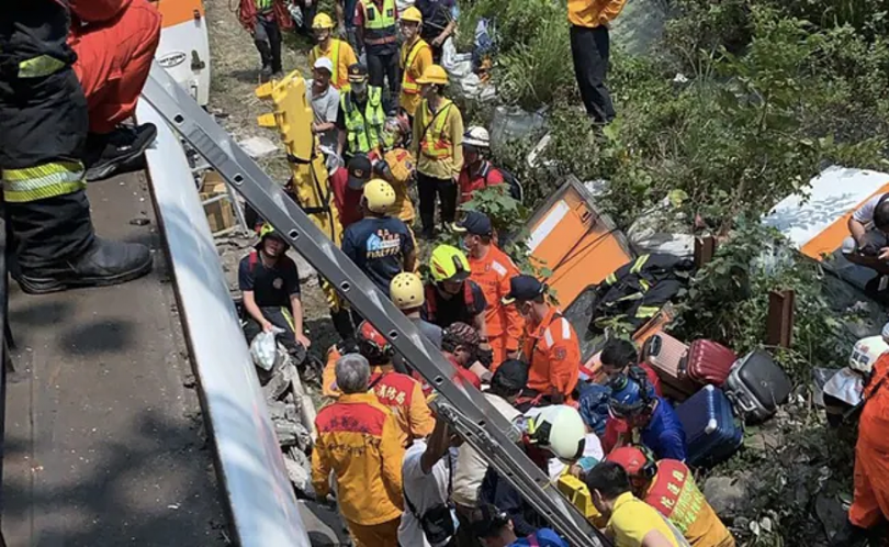 Hiện trường vụ tai nạn đường sắt thảm khốc nhất trong 40 năm qua ở Đài Loan (Trung Quốc)