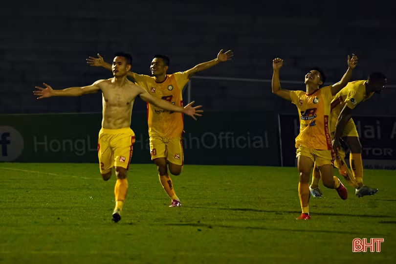 Thất bại cay đắng trên sân nhà, Hồng Lĩnh Hà Tĩnh rơi xuống chót bảng