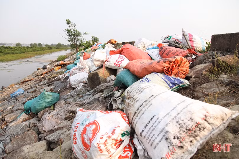 Rác tràn ngập sát cầu nối 2 huyện ở Hà Tĩnh