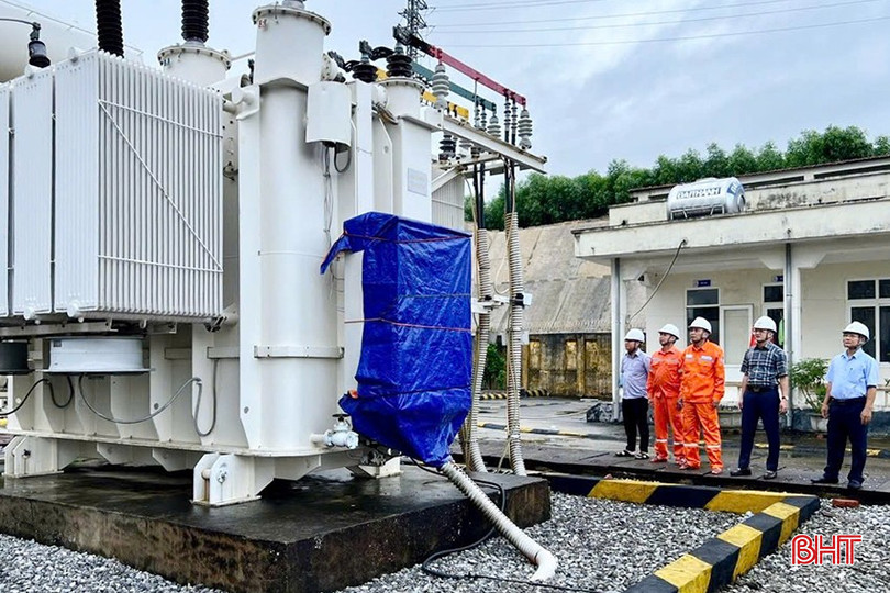 Lãnh đạo Công ty Điện lực Hà Tĩnh trực tiếp xuống hiện trường kiểm tra, chỉ đạo khắc phục hậu quả do bão số 4 gây ra. z5841904574440_4ddf07e26be3a9bb975aeab38008e897.jpg