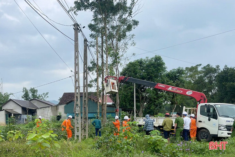 Điện lực Vũ Quang phối hợp với chính quyền địa phương và các lực lượng tăng cường phát quang hành lang an toàn lưới điện, giảm thiểu sự cố do thiên tai. z5848225409466_7a5a53043df69963b1efd98701b185f6.jpg
