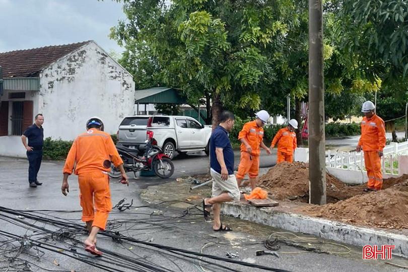 Công nhân Điện lực Can Lộc thay thế cột điện bị gãy đổ tại xã Quang Lộc. z5848390751351_aee8ddbb210a2642d3f17bf0a858d95a.jpg