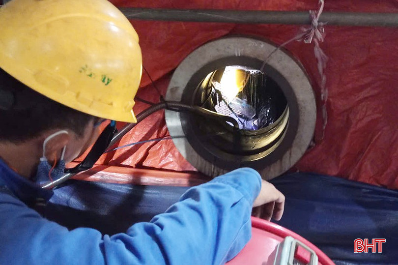 Các thao tác kỹ thuật trong quá trình trung tu tổ máy số 2 đều được kỹ sư, công nhân thực hiện cẩn trọng, chính xác. z5785129025165_1f914516f7397474d4547fb34ddb548b.jpg
