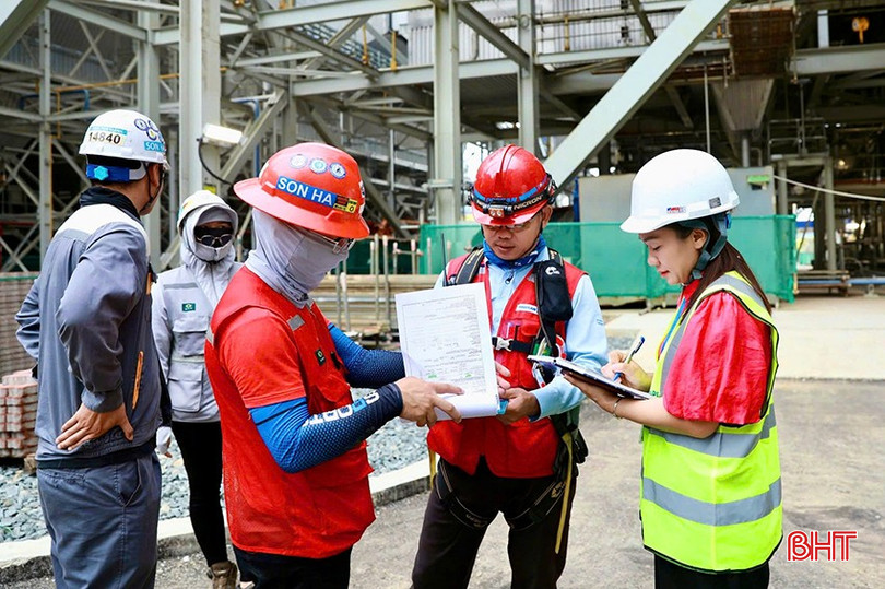 PV Báo Hà Tĩnh trao đổi với các nhà thầu về tiến độ thi công Nhà máy Nhiệt điện Vũng Áng II. bqbht_br_z6715745663580-9502f36c097be7056dac93a5b8b0ac4d.jpg