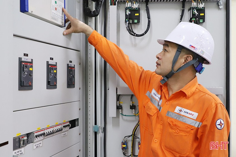 Công nhân Đội Quản lý vận hành lưới điện cao thế Hà Tĩnh kiểm tra thiết bị tại trạm biến áp 110 kV Thạch Linh (TP Hà Tĩnh). IMG_6718.JPG