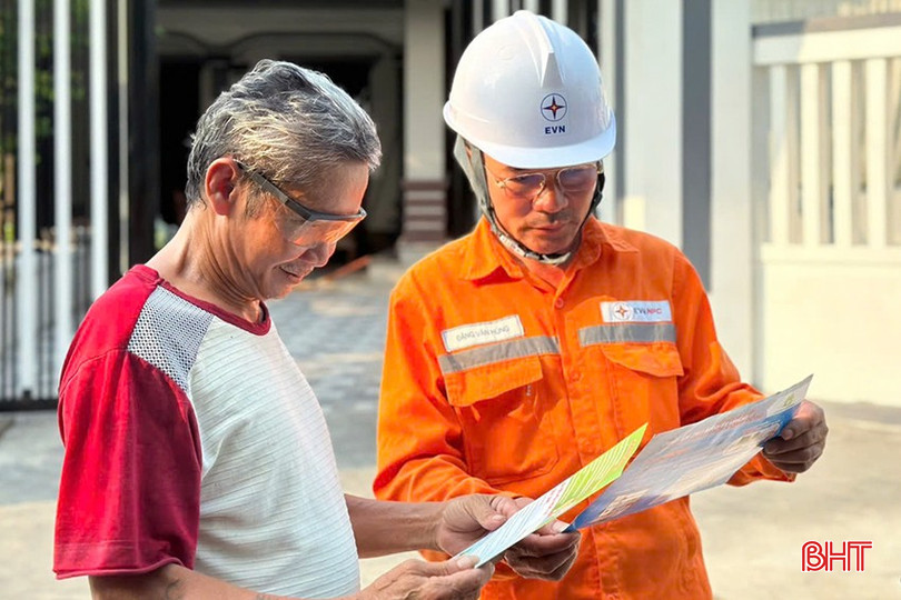 Công nhân Công ty Điện lực Hà Tĩnh hướng dẫn khách hàng các biện pháp sử dụng điện an toàn, tiết kiệm. 44.jpg