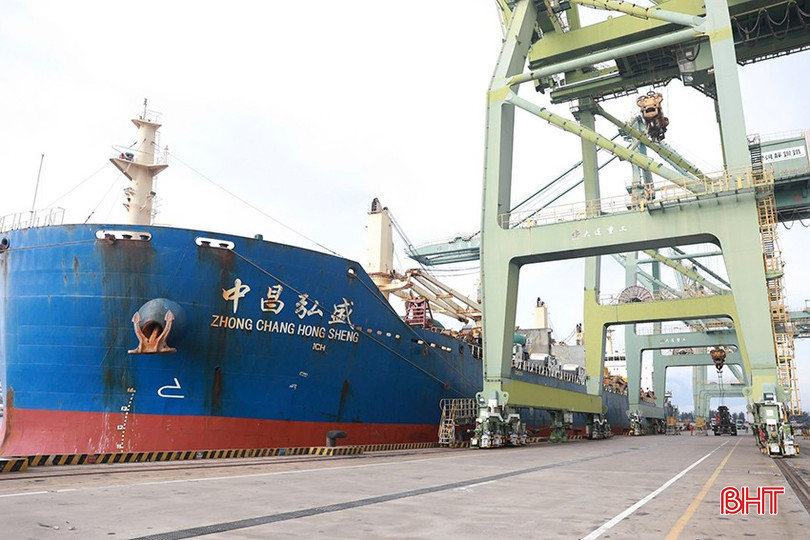 FHS vận chuyển thép lên tàu để xuất khẩu đi Mỹ và Ấn Độ. bqbht_br_z6697768477533-37fcd5584db234ebaf7daeaabc7e89ed.jpg