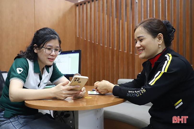Vietcombank Hà Tĩnh bố trí nhân viên phân luồng khách hàng đến giao dịch, đảm bảo khách hàng được phục vụ đúng nhu cầu và rút ngắn thời gian giao dịch. bqbht_br_008.jpg