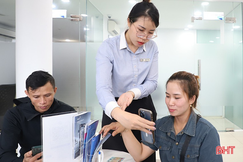 Ngành Ngân hàng Hà Tĩnh đẩy mạnh hỗ trợ khách hàng cài đặt sinh trắc học, tránh gián đoạn giao dịch từ 1/1/2025. bqbht_br_095.jpg