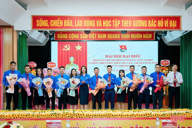 Ban Chấp hành Đoàn cơ sở Agribank Chi nhánh Hà Tĩnh nhiệm kỳ 2025 - 2030 ra mắt. bqbht_br_z6991628959159-6b1c65a19f285cb04b568524d6bacf45.jpg