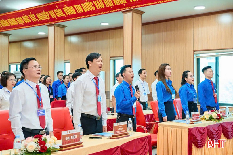 Các đại biểu thực hiện nghi lễ chào cờ. bqbht_br_z6991628928134-0d91e63ae104d5abca5de3f1e9ac11fe.jpg