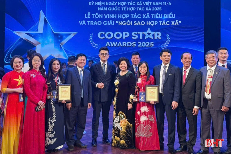 Hai "Ngôi sao HTX" của Hà Tĩnh chụp ảnh tại lễ trao giải cùng lãnh đạo Liên minh HTX Việt Nam và Liên minh HTX Hà Tĩnh. bqbht_br_z6496131131300-c0f90a429e15ccacd808850c5d4db006.jpg