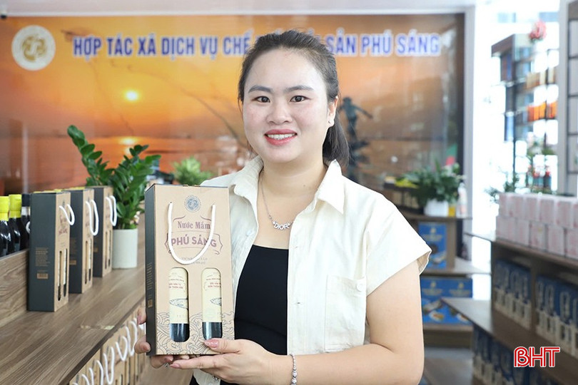 Thương hiệu nước mắm Phú Sáng của HTX Dịch vụ chế biến hải sản Phú Sáng (Cẩm Xuyên) được thị trường ưa chuộng. bqbht_br_098.jpg
