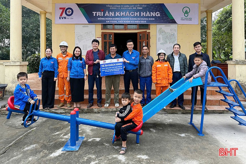Công ty Điện lực Hà Tĩnh vừa trao tặng mô hình khu vui chơi trẻ em cho thôn Kiều Mộc, xã Khánh Vĩnh Yên (Can Lộc). bqbht_br_z6156791799094-44ea8b1caf24ce5db8097e8c67661d5c.jpg
