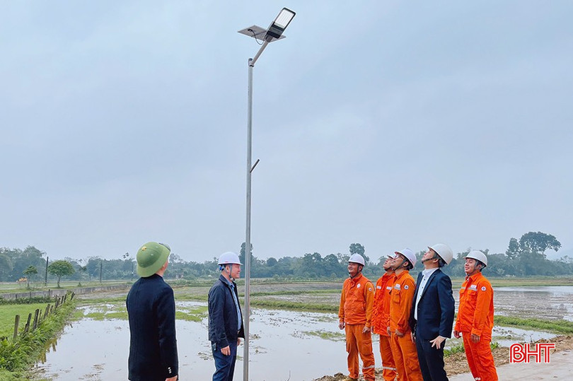 Công trình "Đường điện" thắp sáng làng quê mà Công ty Điện lực Hà Tĩnh trao tặng cho xã Sơn Bình (Hương Sơn) trị giá gần 30 triệu đồng. bqbht_br_z6158199795354-def7e5bf4ea3cb3d99eeeed49a2f6807.jpg