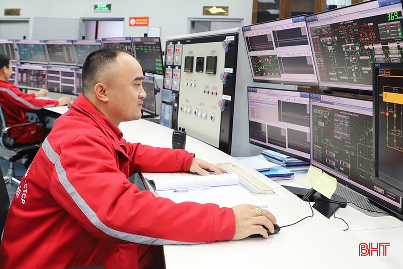 Der Werkstatttechniker überwacht die Parameter von 2 Generatoren im zentralen Kontrollraum. bqbht_br_095666.jpg