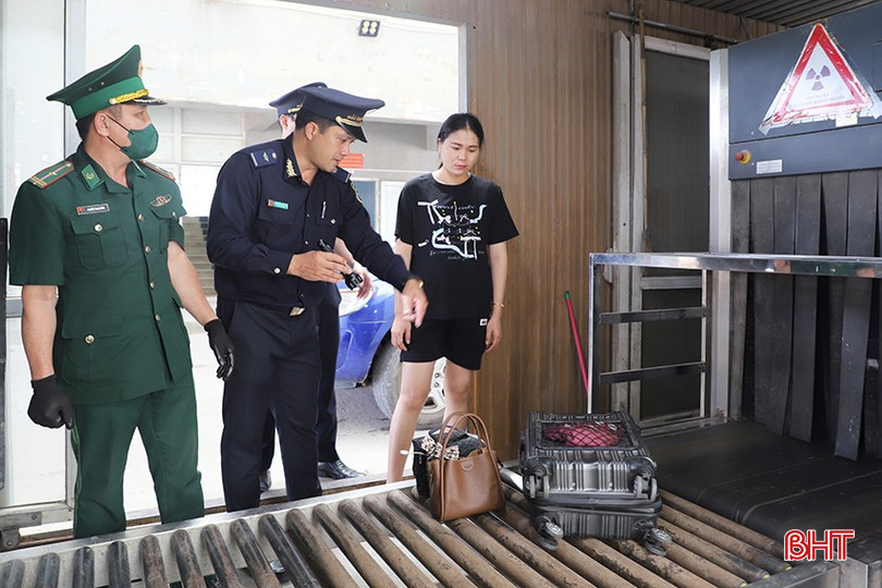 Người và phương tiện qua lại CKQT Cầu Treo được lực lượng chức năng kiểm soát chặt chẽ. bqbht_br_8000.jpg