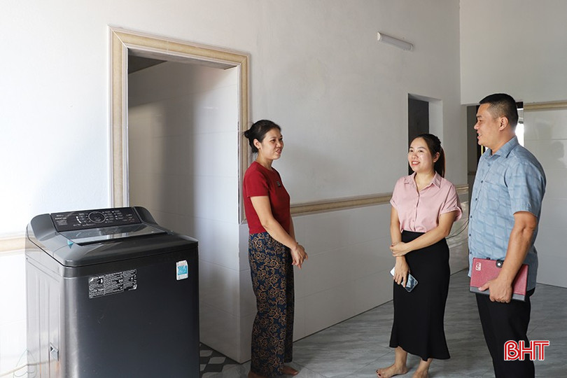 Cán bộ Ngân hàng CSXH huyện Can Lộc kiểm tra việc sử dụng nguồn vốn chương trình NS&VSMT nông thôn của khách hàng. 67-292.jpg