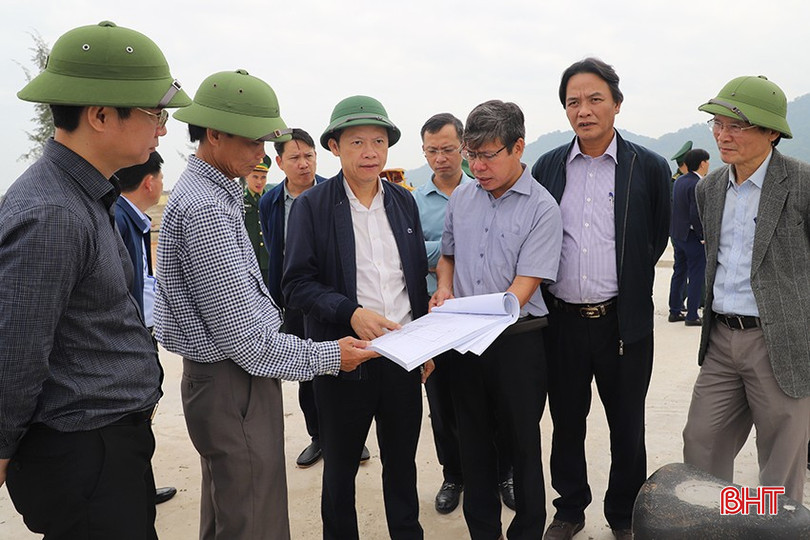 Phó Chủ tịch Thường trực UBND tỉnh kiểm tra tiến độ thực hiện dự án mở rộng cảng cá Thạch Kim. bqbht_br_60.jpg