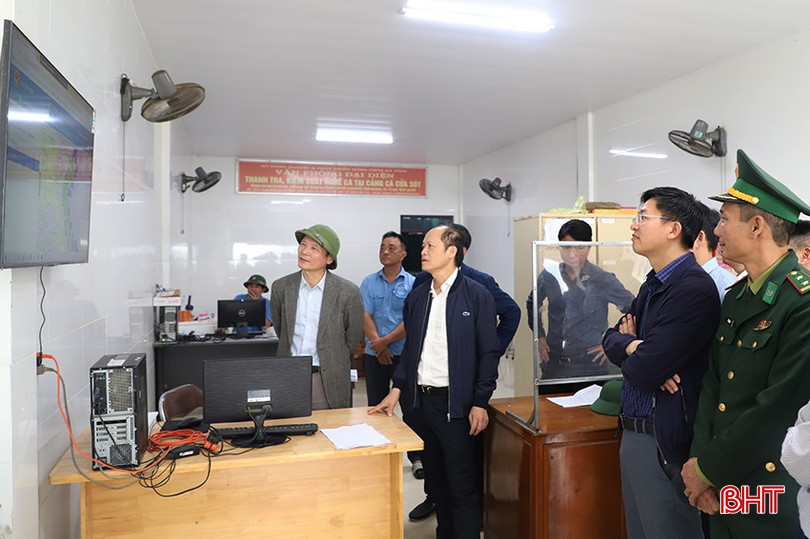 Phó Chủ tịch Thường trực UBND tỉnh kiểm tra công tác chống khai thác IUU tại cảng cá Thạch Kim (Lộc Hà). bqbht_br_70.jpg