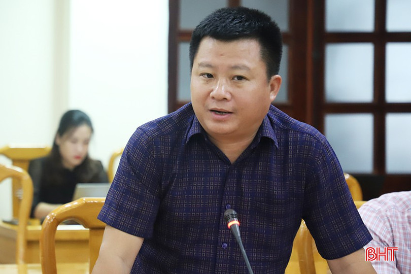Ông Phạm Hoàng Anh - Phó Chủ tịch UBND huyện Cẩm Xuyên báo cáo tiến độ di dời đường dây 220kV phục vụ thi công dự án đường bộ cao tốc Bắc - Nam phía Đông qua địa bàn huyện Cẩm Xuyên. 600.JPG