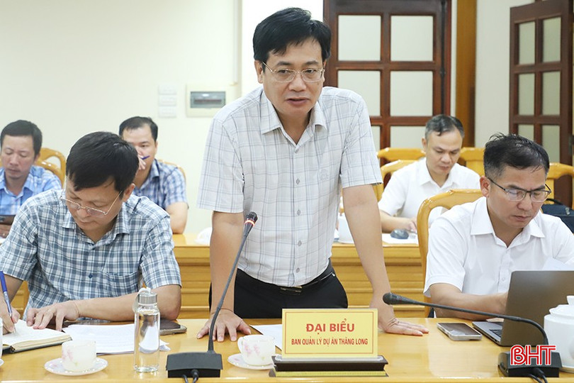 Ông Hồ Ngọc Loan - Phó Giám đốc Ban quản lý dự án Thăng Long báo cáo tiến độ thi công đường bộ cao tốc Bắc - Nam phía Đông đoạn qua Hà Tĩnh. 500.JPG