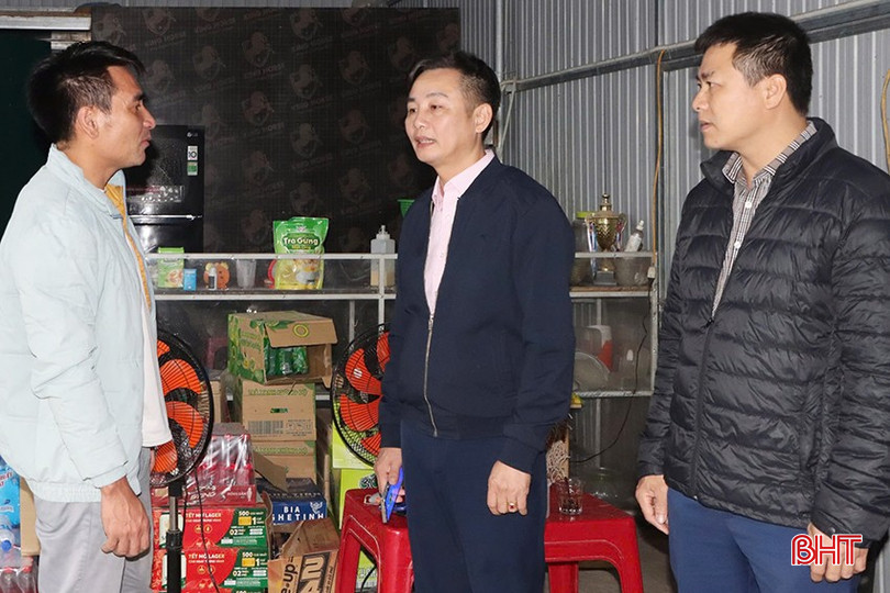 Cán bộ Ngân hàng CSXH huyện Cẩm Xuyên kiểm tra việc sử dụng nguồn vốn tại gia đình anh Phạm Văn Huy (xã Cẩm Thạch). bqbht_br_z6076685687826-c5db5a9ccafe49828831c0c1a2ad6dd3.jpg